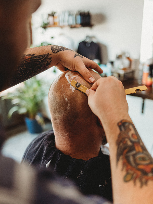 Barber shaving head with a straight razor